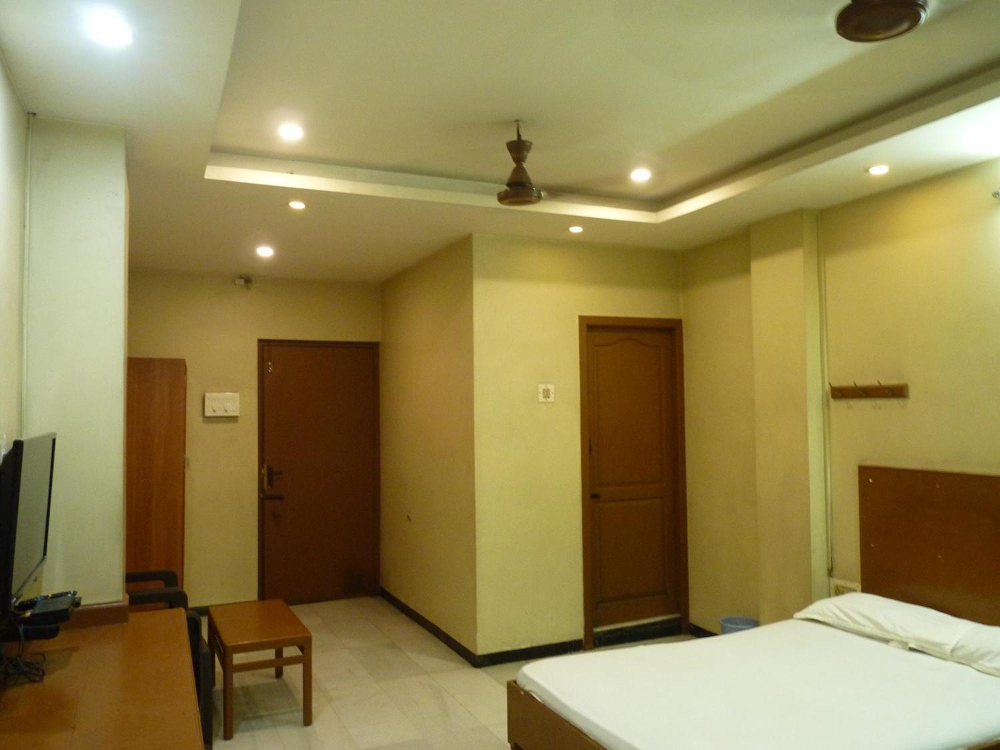 Nanda Lodge Mettuppalaiyam  Bagian luar foto